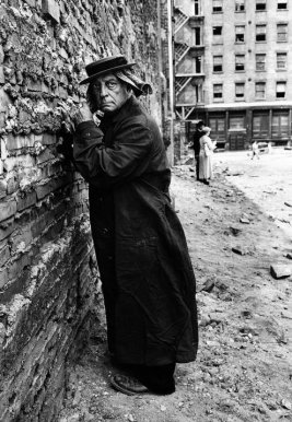 Buster Keaton as "O" on the set of Samuel Beckett's 'Film', near Brooklyn Bridge,  July 1964. Photo by Steve Schapiro.
